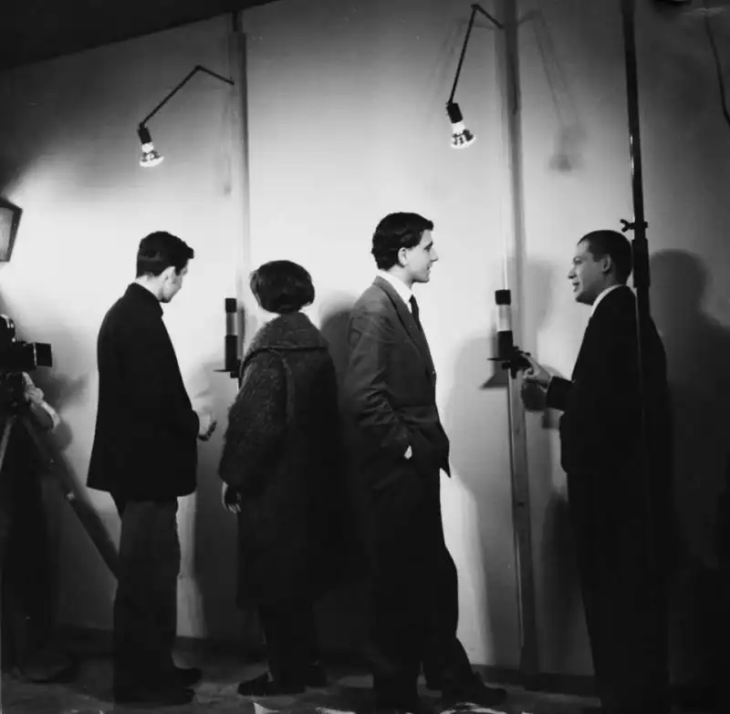 piero manzoni 5 inaugurazione della mostra personale â€œlineeâ€ di manzoni alla galleria azimut milano dicembre 1959. photo u. lucas.