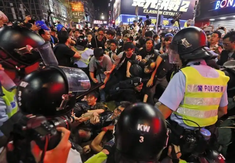 poliziotti  cacciano i manifestanti di occupy hong kong