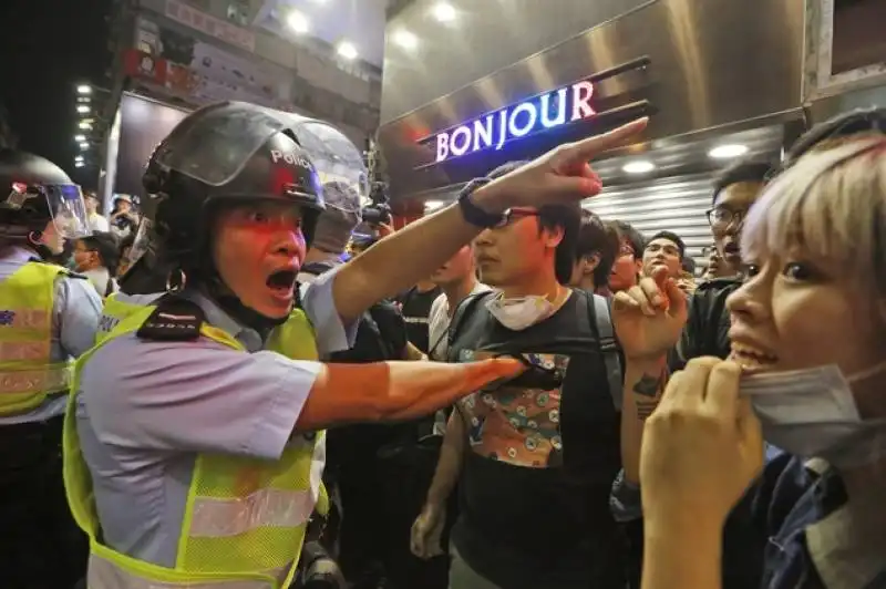 poliziotti cacciano i manifestanti di occupy hong kong