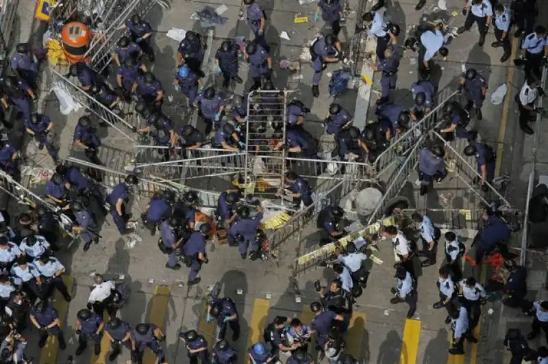 poliziotti  sgombrano i manifestanti di occupy hong kong