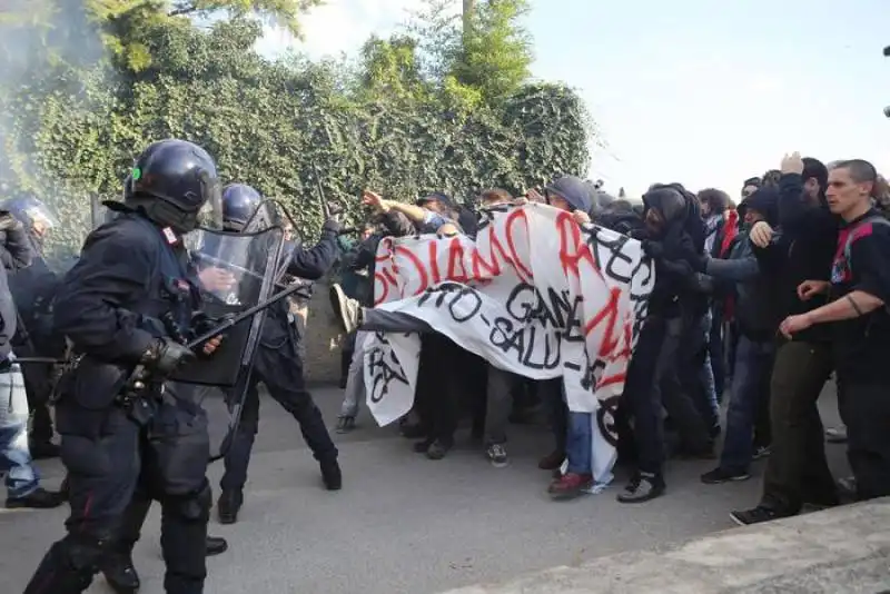 protesta dei  centri sociali contro renzi a brescia