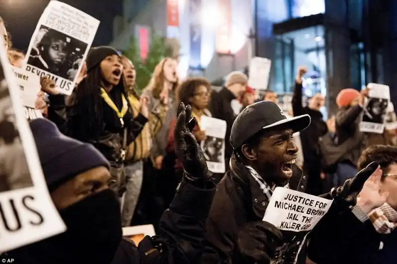 proteste e scontri per la sentenza brown 11