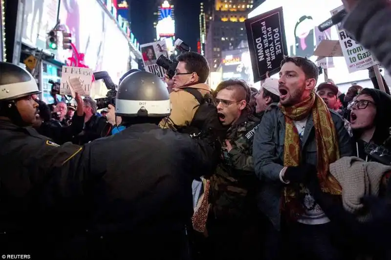 proteste e scontri per la sentenza brown 24