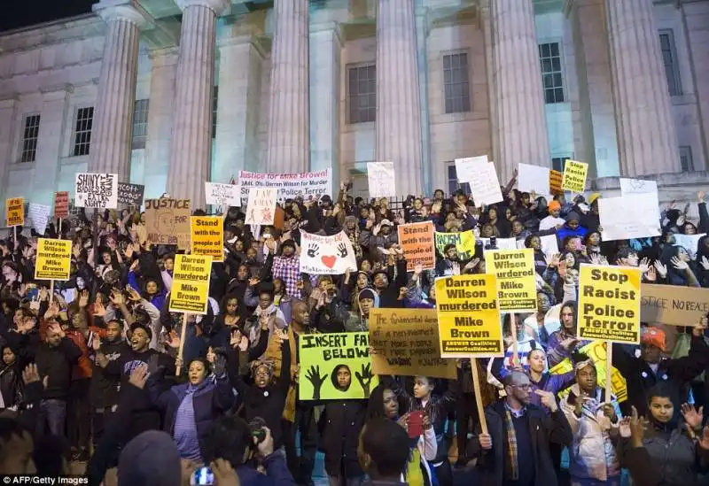 proteste e scontri per la sentenza brown 37