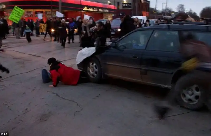 proteste e scontri per la sentenza brown 71