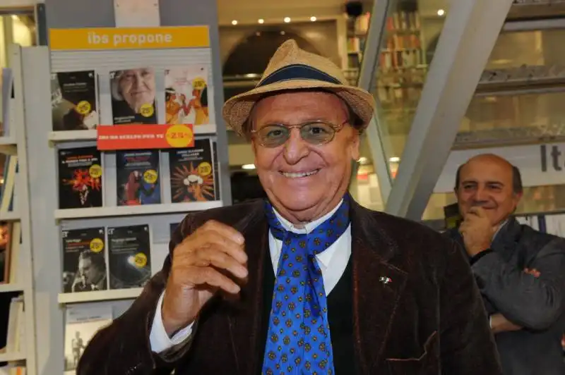 renzo arbore al suo arrivo in libreria