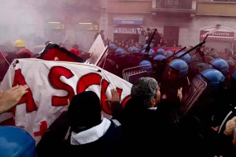 sciopero sociale a roma blitz e scontri milano 13