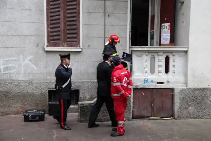 sede pd a milano devastata dai vandali 11