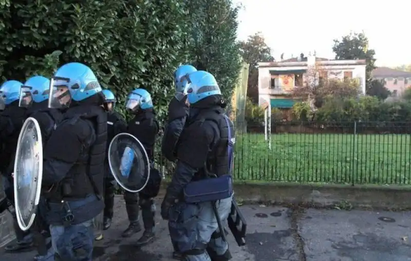 sgomberati due centri sociali a milano  10