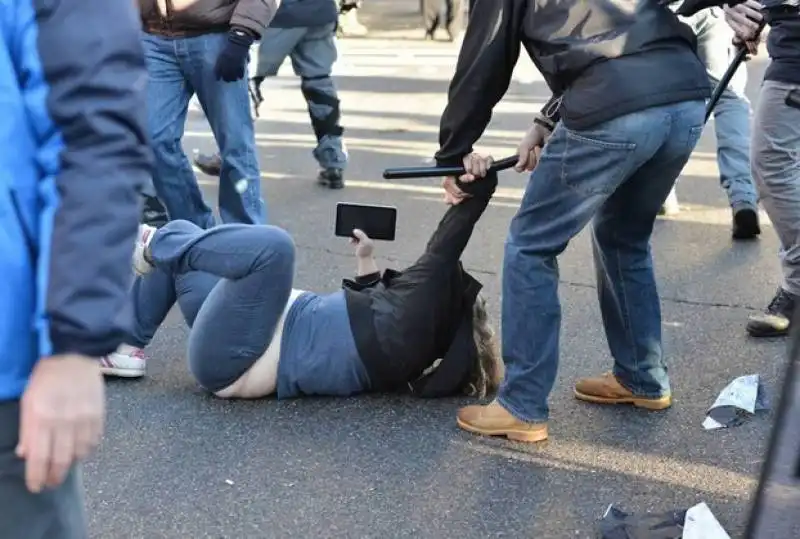 sgomberati due centri sociali a milano  11