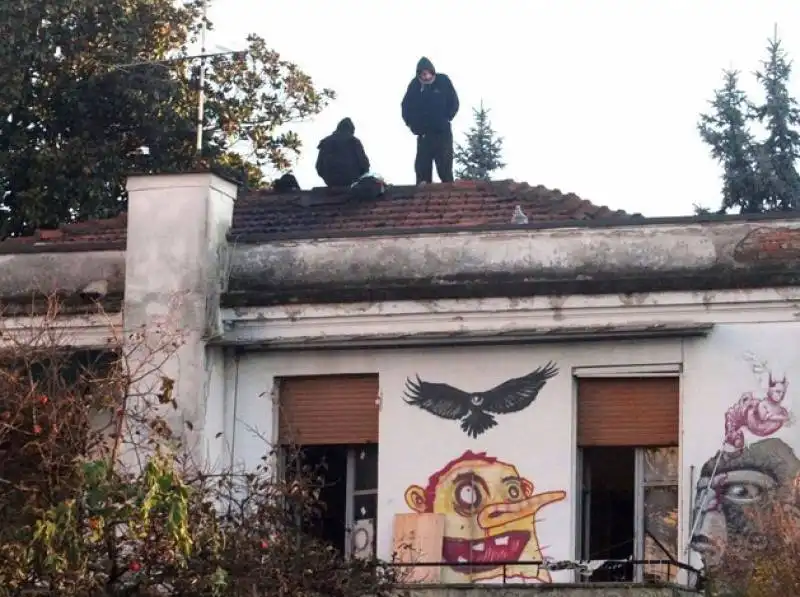 sgomberati due centri sociali a milano  7