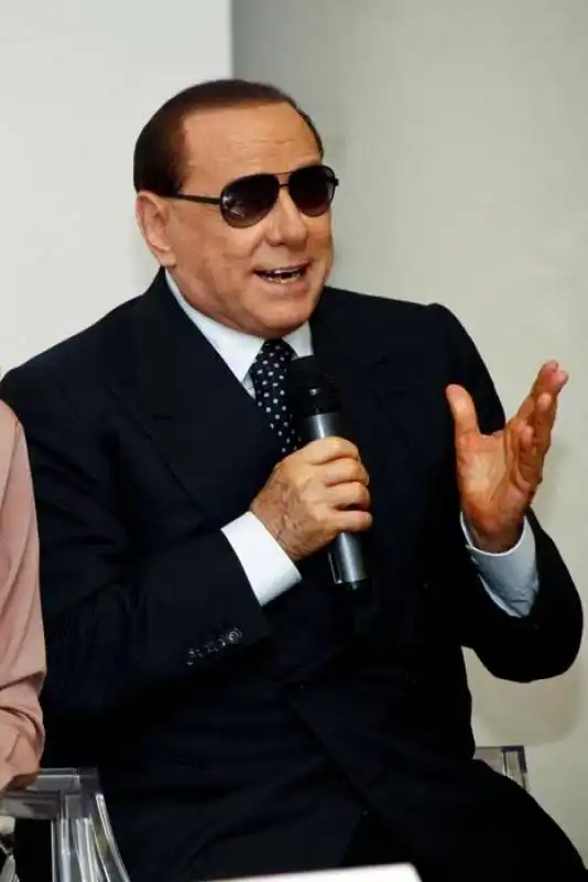 silvio berlusconi occhiali da sole 