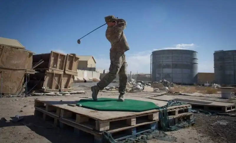 soldato americano gioca a golf in afghanistan