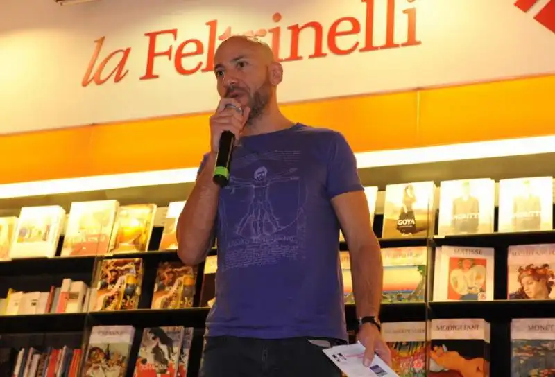 stefano calogero presenta nino frassica al pubblico della feltrinelli