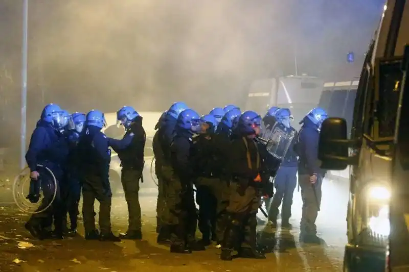 tor sapienza, sassi contro il centro immigrati. cariche della polizia e feriti 16