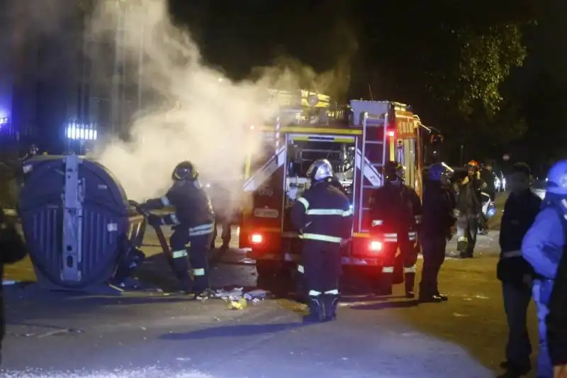 tor sapienza, sassi contro il centro immigrati. cariche della polizia e feriti 8