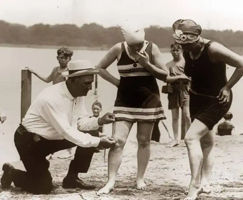 uomo prende le misure se troppo corte scatta la multa 1920