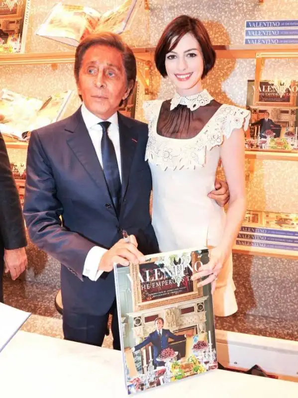 valentino e anne hathaway at the emperor’s table 13