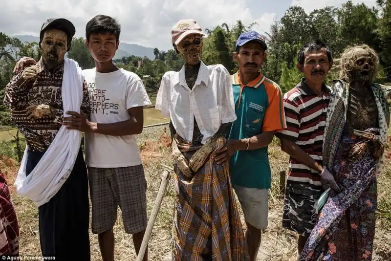 abitanti dell isola di sulawesi con i loro morti