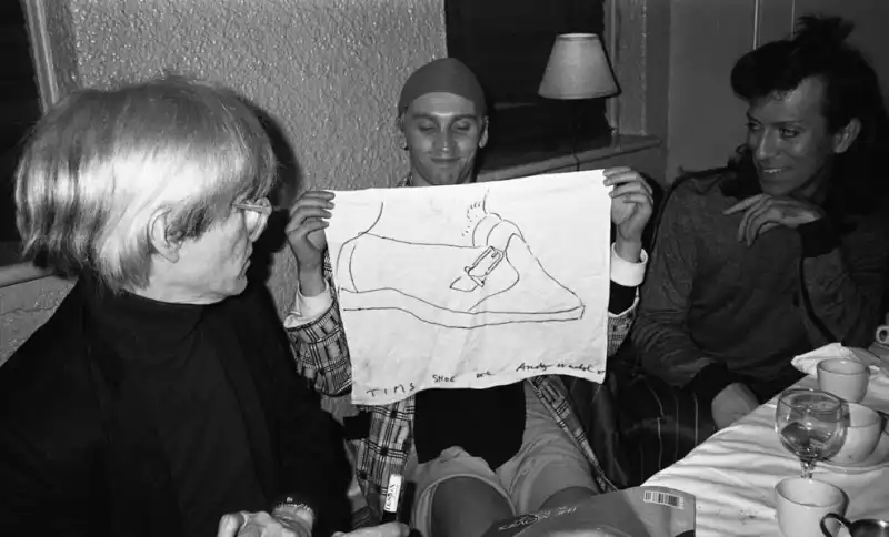 andy warhol a cena con amici tim e joey