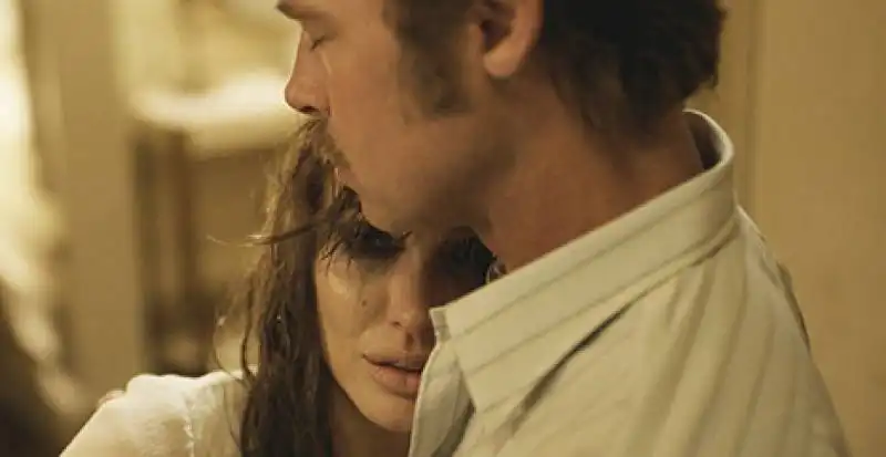 angelina jolie brad pitt by the sea  7