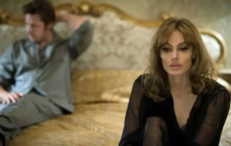 angelina jolie brad pitt by the sea  9