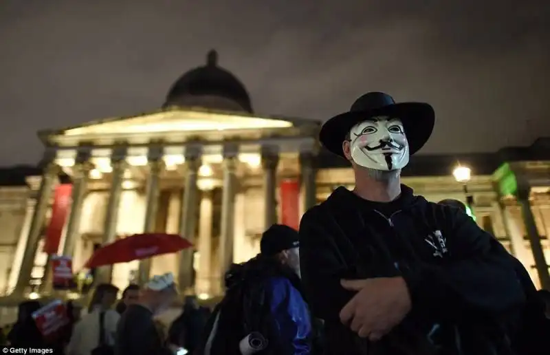 anonymous dietro la manifestazione