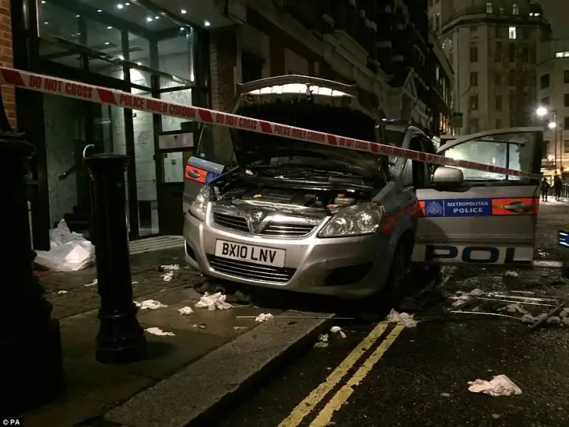 auto della polizia devastata dai manifestanti