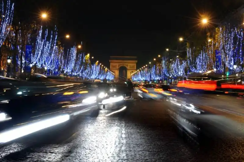 avenue des champs elysees parigi