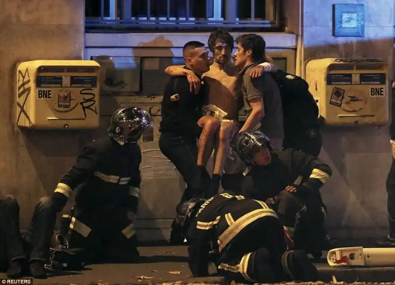 BAGNO DI SANGIE A PARIGI 9