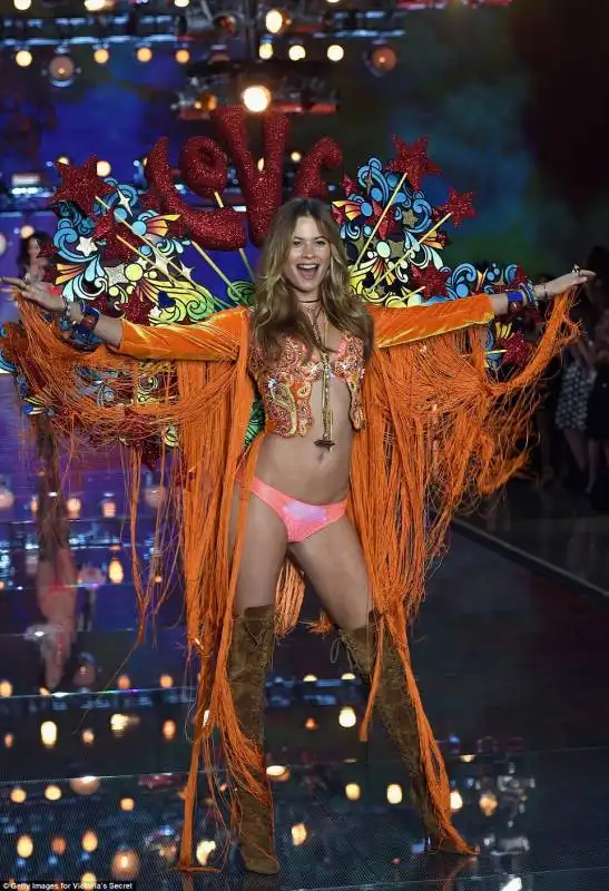 behati prinsloo in tema summer of love