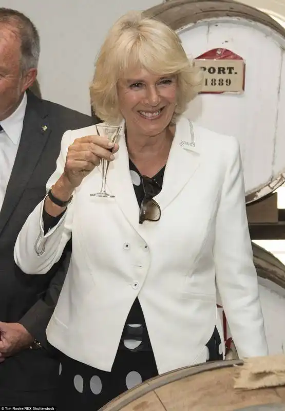 camilla brinda con il suo mini calice di vino