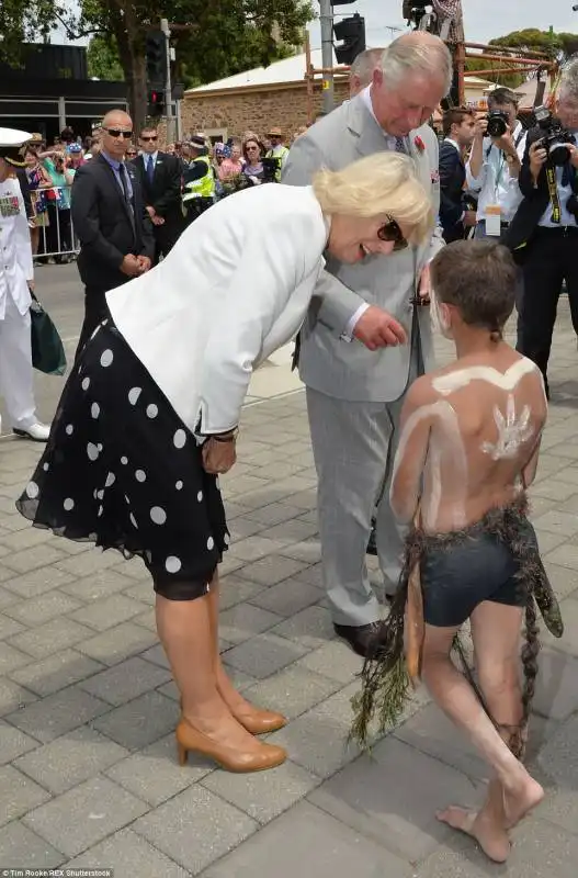 carlo e camilla incontrano un bambino indigeno