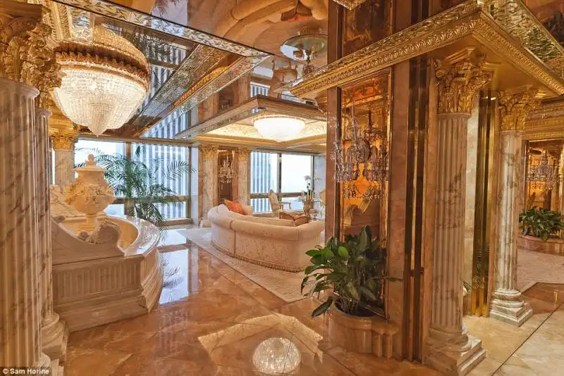 casa trump con marmo e finiture in oro zecchino