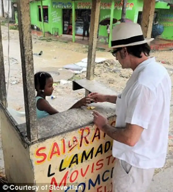 charlie sheen compra caramelle da una bambina colombiana