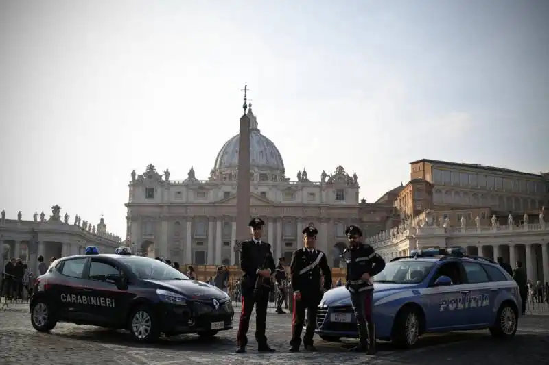 controlli di sicurezza a piazza san pietro dopo gli attentati di parigi      