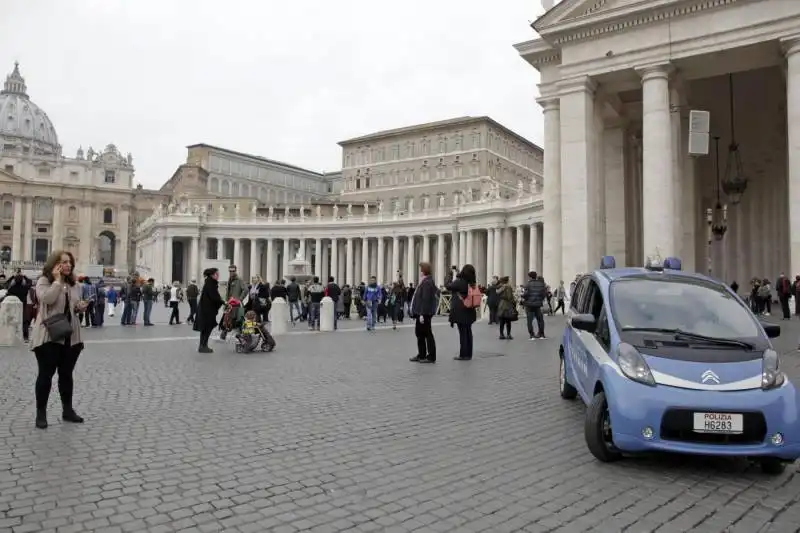 controlli di sicurezza a piazza san pietro dopo gli attentati di parigi    