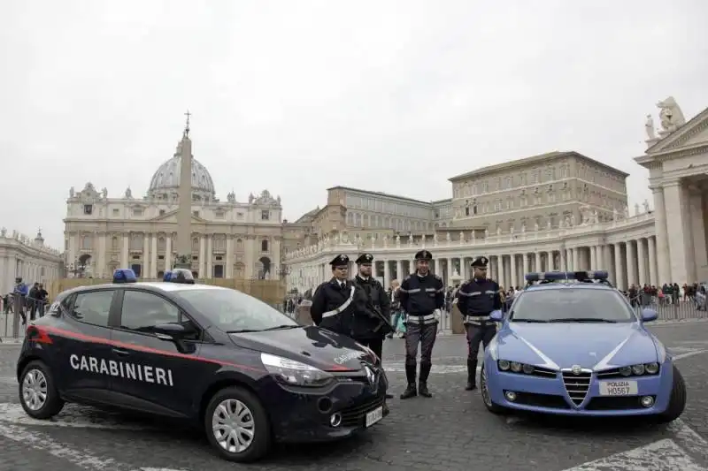 controlli di sicurezza a piazza san pietro dopo gli attentati di parigi  