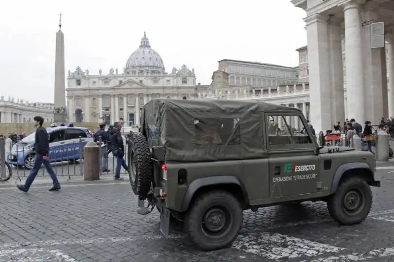 controlli di sicurezza a piazza san pietro dopo gli attentati di parigi