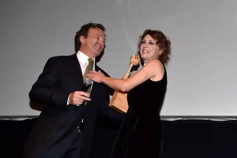 corrado pesci consegna il premio a virna lisi