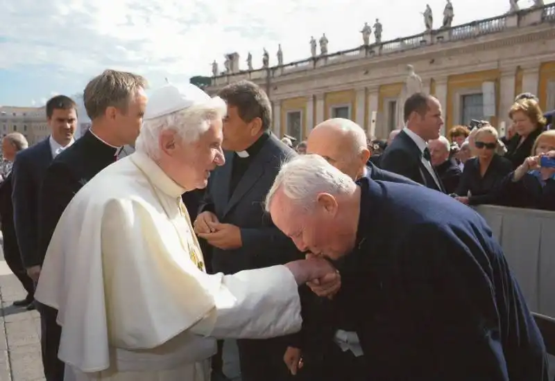 DON LIVIO FANZAGA BACIA LA MANO A RATZINGER