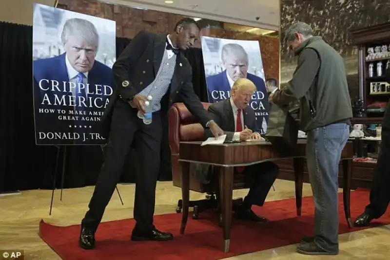 donald trump  firma il suo libro