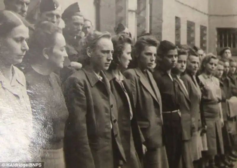 donne sospettate di crimini di guerra dopo la liberazione di bergen belsen