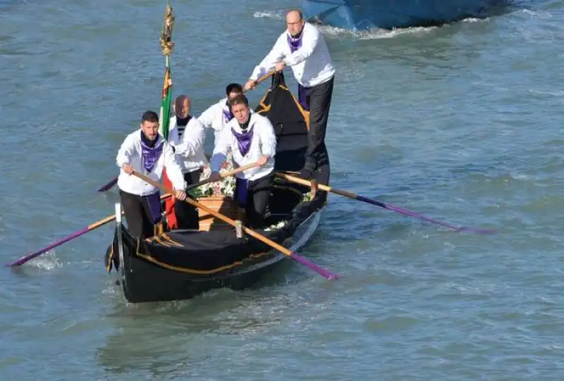 funerali valeria feretro venezia