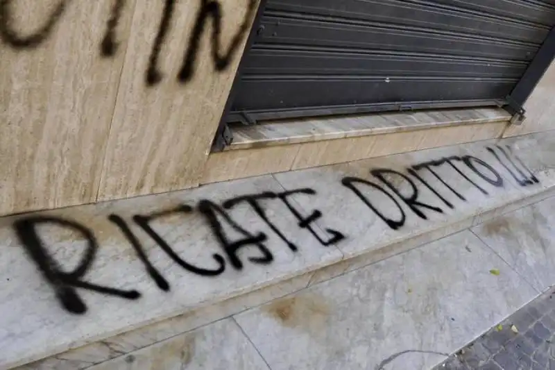 GIUGLIANO - UNA TESTA DI MAIALE E SCRITTE ANTI ISIS FUORI DA UNA MOSCHEA 