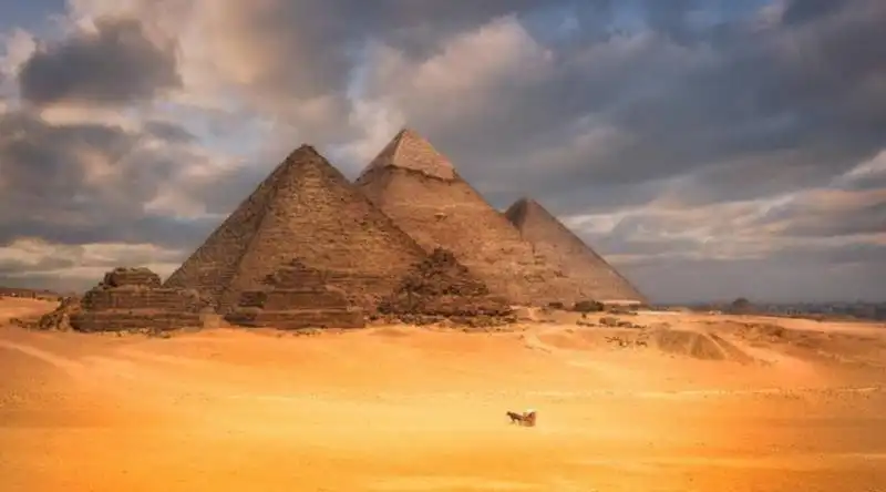 giza egitto piramidi  2