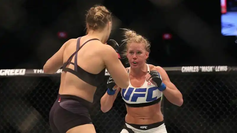 holly holm e ronda rousey sul ring