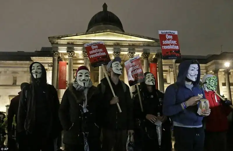 i manifestanti con la maschera di guy fawkes