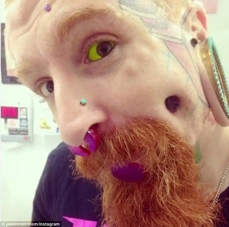 il body piercing artist joeltron ha optato per un verde chiaro