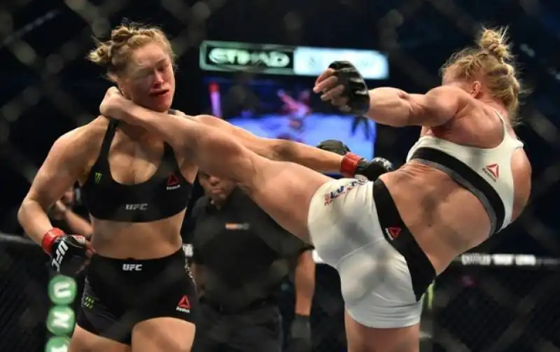 il calcio di holly holm che ha messo ko ronda rousey